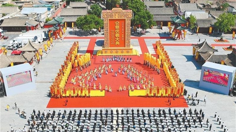 2025（乙巳）年公祭中華人文始祖伏羲大典隆重舉行 洛桑江村宣布大典開(kāi)始 楊震主持 宋濤馬英九胡昌升莊國(guó)泰出席 任振鶴恭讀祭文